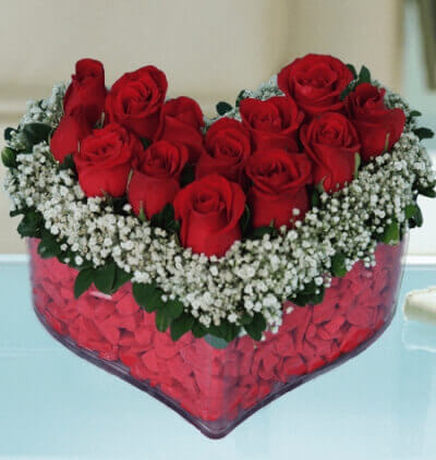 papatya kutusunda aşkın baş harfi Çiçeği & Ürünü Kalp Camda 12 Kırmızı Gül 