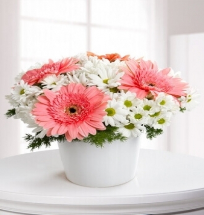 sepette beyaz güller ve lilyumlar Çiçeği & Ürünü Seramikte Pembe Gerbera ve Papatyalar 