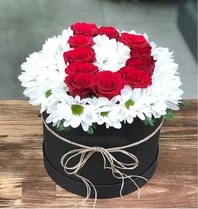 51 adet kırmızı gül buketi Çiçeği & Ürünü Papatya kutusunda aşkın baş harfi 