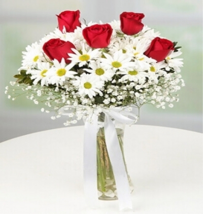 kırmızı gül buketi Çiçeği & Ürünü Vazoda 5 Kırmızı Gül ve Papatyalar 