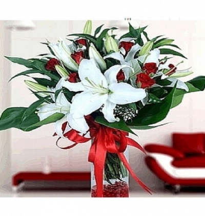sepette beyaz güller ve lilyumlar Çiçeği & Ürünü Kırmızı Gül ve Lilyum Zerafet 
