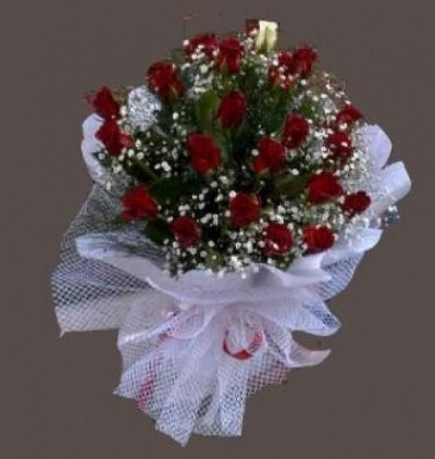 kutuda aşkın baş harfi Çiçeği & Ürünü  1 Beyaz 20 Kırmızı Gül Buketi 