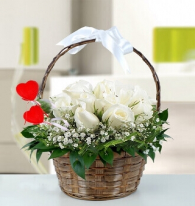 kalp te 12 adet kırmızı gül Çiçeği & Ürünü Sepette Beyaz Güller 