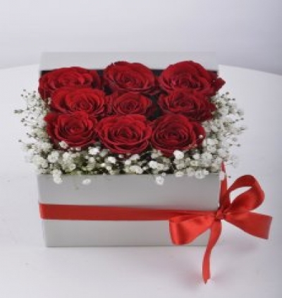 kırmızı beyaz Çiçeği & Ürünü Kutuda kırmızı güller 