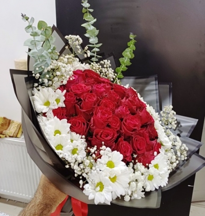 beyaz seramikte 9 kırmızı gül Çiçeği & Ürünü Kırmızı Gül Gelin Çiçeği 