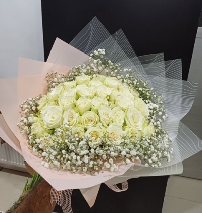 sepette beyaz güller ve lilyumlar Çiçeği & Ürünü Beyaz gül 