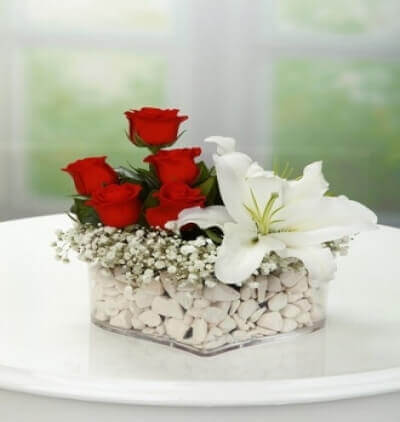fanusta 21 kırmızı gül Çiçeği & Ürünü Kalp Camda Gül ve Lilyumlar 