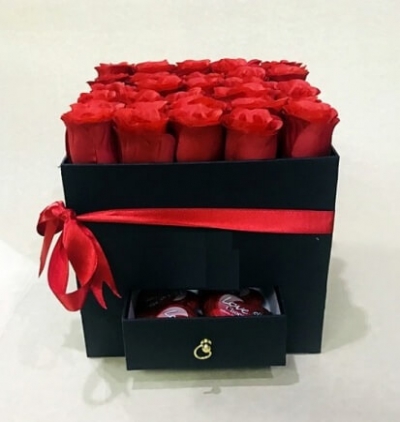 beyaz papatyalar Çiçeği & Ürünü kara kutuda kırmızı güller 
