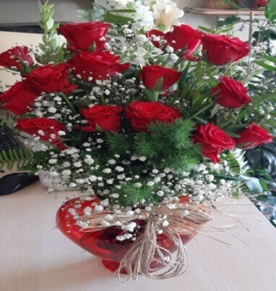 mutluluk küresi Çiçeği & Ürünü Kalp camda 15 adet kırmızı gül 