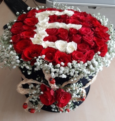 kırmızı vazoda kokulu lilyumlar Çiçeği & Ürünü Kutuda aşkın baş harfi 