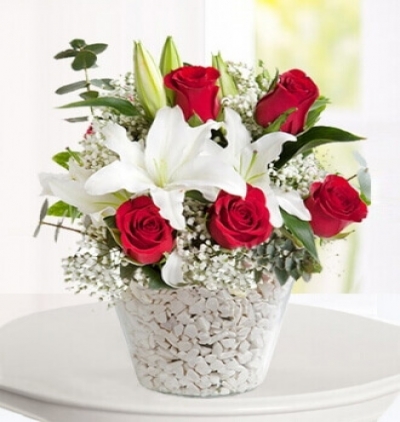 antoryum Çiçeği & Ürünü Beyaz Lilyum ve Kırmızı Güller 