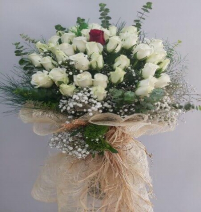 sepette beyaz güller ve lilyumlar Çiçeği & Ürünü Beyaz gül buketi 41 adet 