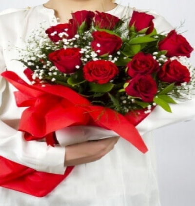beyaz seramikte 9 kırmızı gül Çiçeği & Ürünü 11 adet kırmızı gül buketi 