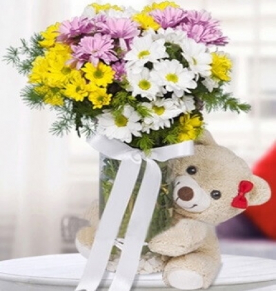 sepette sevimli ayıcık ve lilyumlar Çiçeği & Ürünü Sevimli Ayıcık ve Kır Çiçekleri 