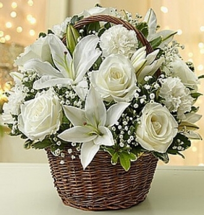 aşkın dili Çiçeği & Ürünü Sepette Beyaz Güller ve Lilyumlar 
