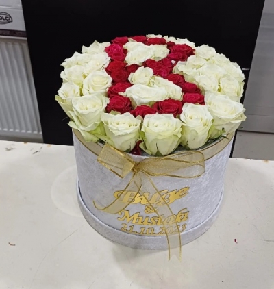 kutuda beyaz güller Çiçeği & Ürünü Kutuda güller 