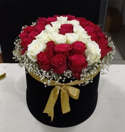 kalp vazoda 21 kırmızı gül Çiçeği & Ürünü Kutuda aşkın baş harfi 