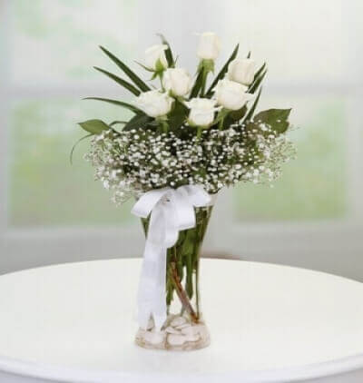 kırmızı vazoda kokulu lilyumlar Çiçeği & Ürünü Cam Vazoda 7 Beyaz Gül Zerafeti 