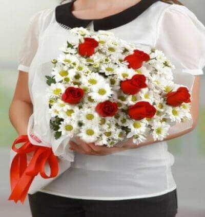 beyaz seramikte 9 kırmızı gül Çiçeği & Ürünü Papatya Gül Buketi 